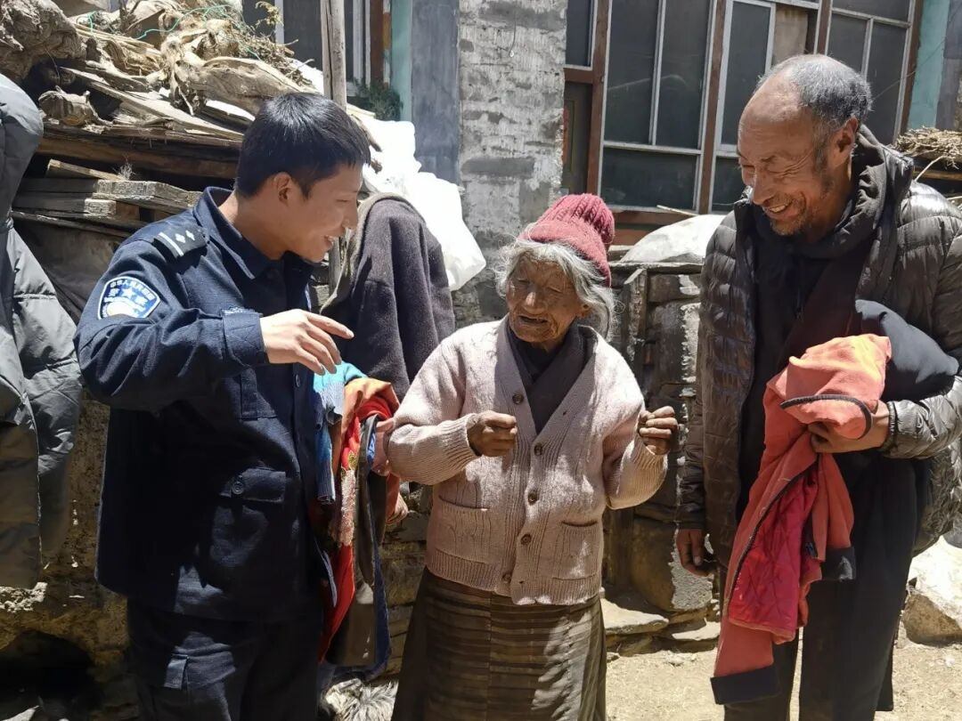 援助物资送达西藏牧区群众，图片来自原文